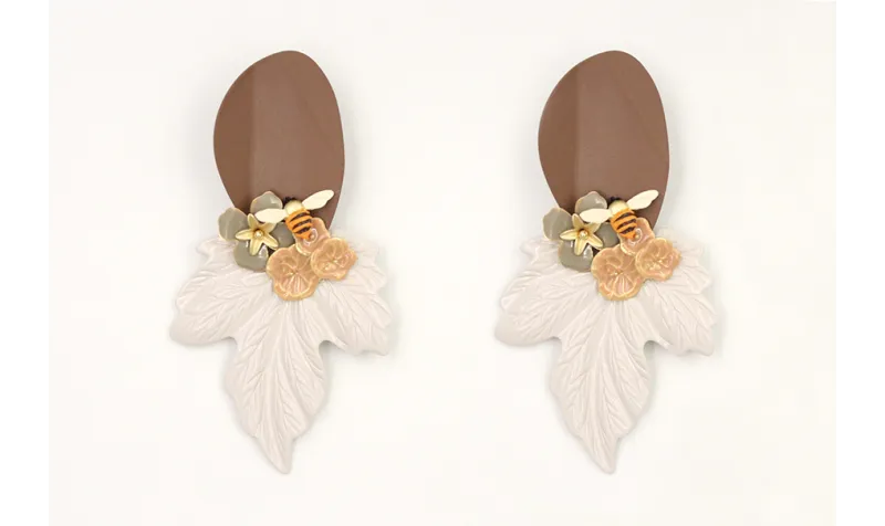 Pendientes perno ovalo doblado marrón con colgante