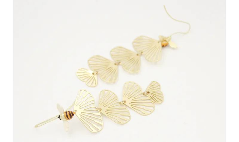 Pendientes perno de abeja pintada a mano con colga