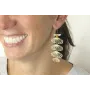 Pendientes perno de abeja pintada a mano con colga