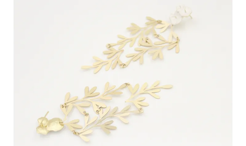 Pendientes perno trio de flores blanco con ramas o