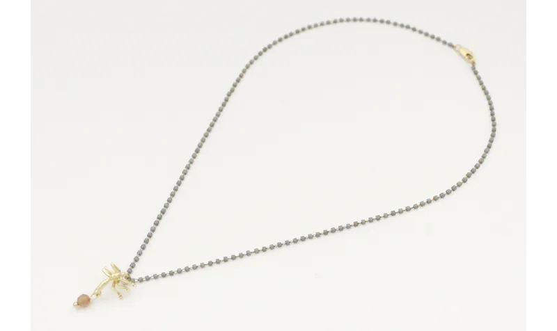 Solitario cadena miyuki gris con colgante de mosqu