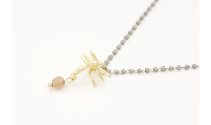 Solitario cadena miyuki gris con colgante de mosqu
