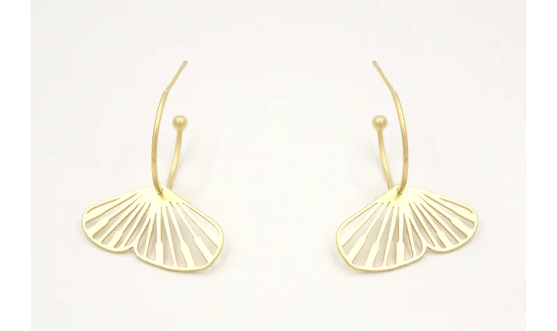 Pendientes aro con bolita oro mate y alas de marip