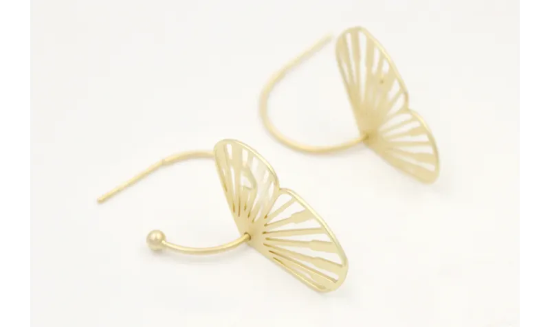 Pendientes aro con bolita oro mate y alas de marip