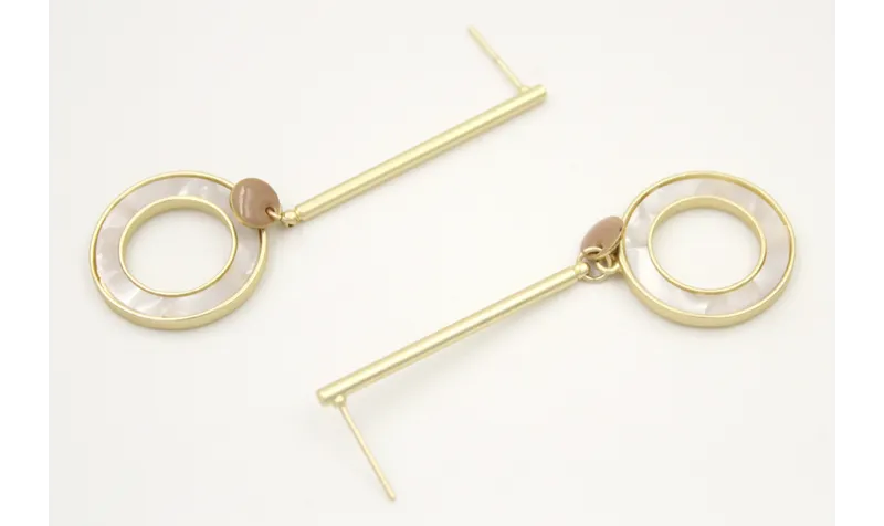 Pendientes perno palo oro mate con colgante disco 