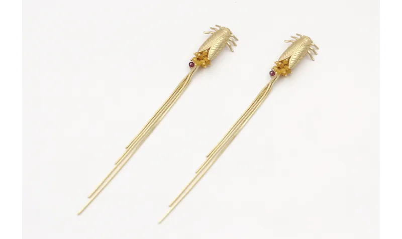 Pendientes perno cigarra oro mate con burruño boli