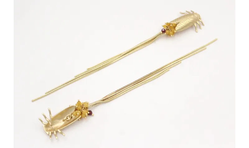 Pendientes perno cigarra oro mate con burruño boli