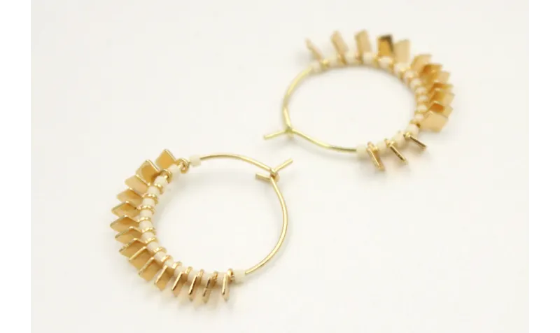 Pendientes aro dorado brillo con rombos dorados y 