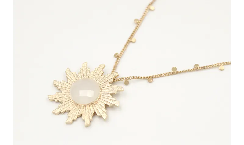 Solitario de cadena con chapitas colgantes oro mat
