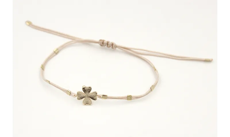 Pulsera hilo macramé rosa maquillaje con tubitos a