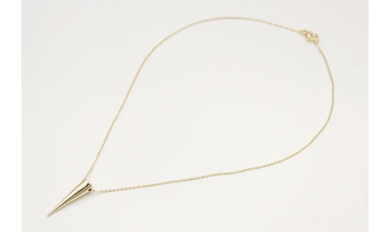 Solitario de cadena de acero inoxidable dorada con