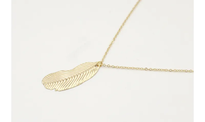 Solitario de cadena de acero inoxidable dorada con