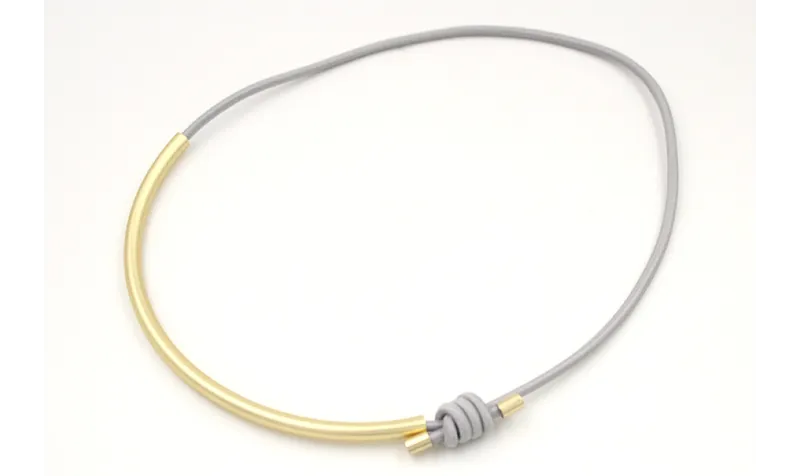 Collar cordón goma gris-beige con tubo hueco curva