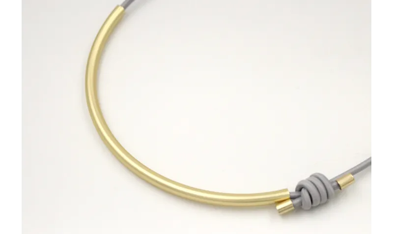 Collar cordón goma gris-beige con tubo hueco curva