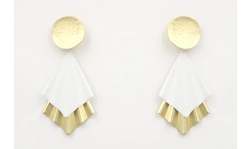 Pendientes perno disco oro mate con colgante trian