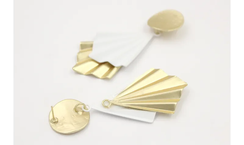 Pendientes perno disco oro mate con colgante trian