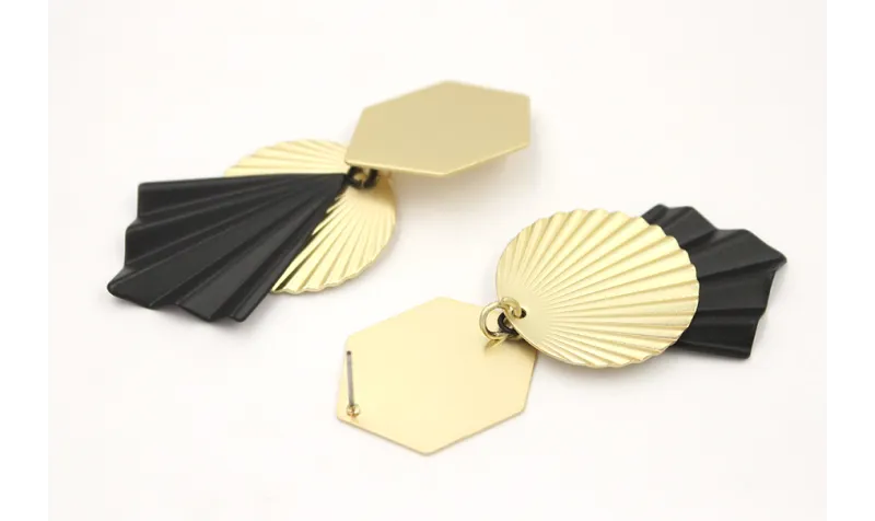 Pendientes perno hexágono dorado mate con disco on