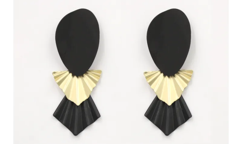 Pendientes ovalo doblado esmalte negro con triángu