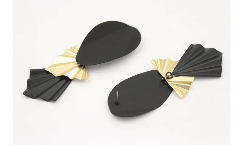 Pendientes ovalo doblado esmalte negro con triángu
