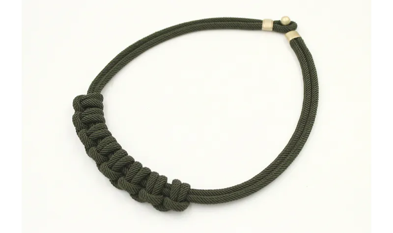 Collar cordón retorcido verde inglés con nudo medi