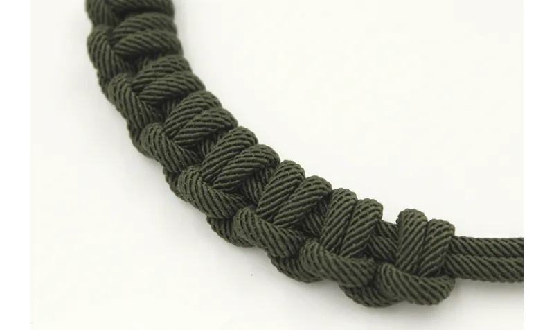 Collar cordón retorcido verde inglés con nudo medi