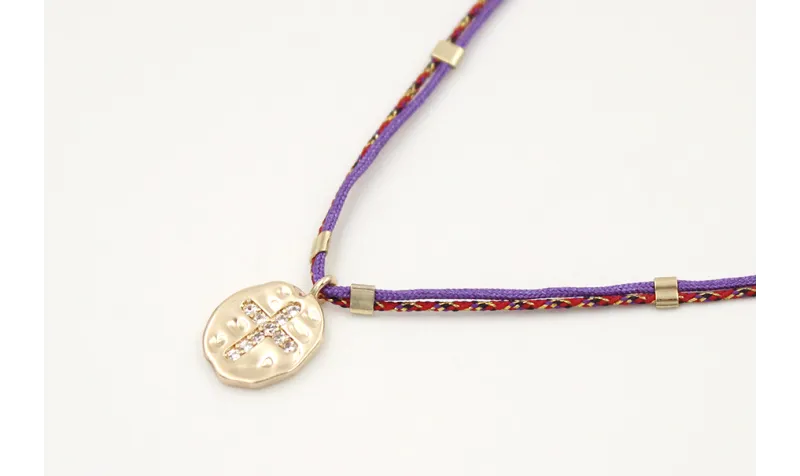 Solitario con hilo macrame morado, mitad micro dri