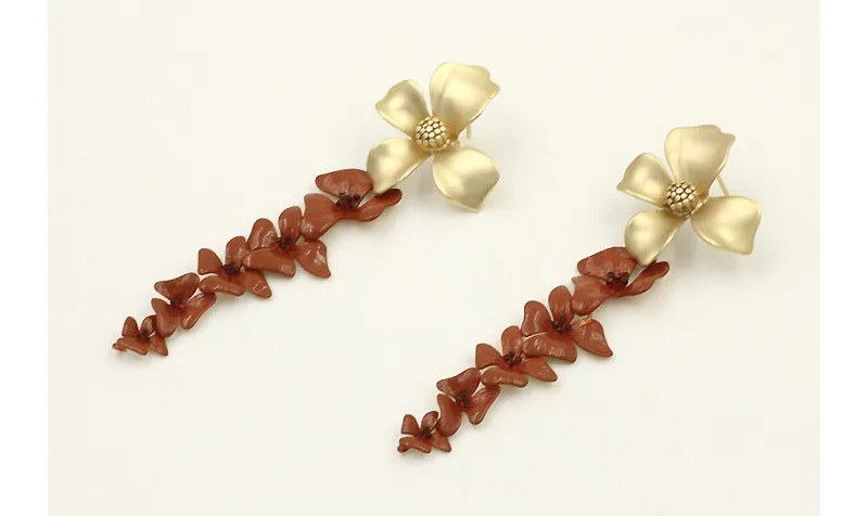 Pendientes perno flor dorado mate con colgante tir