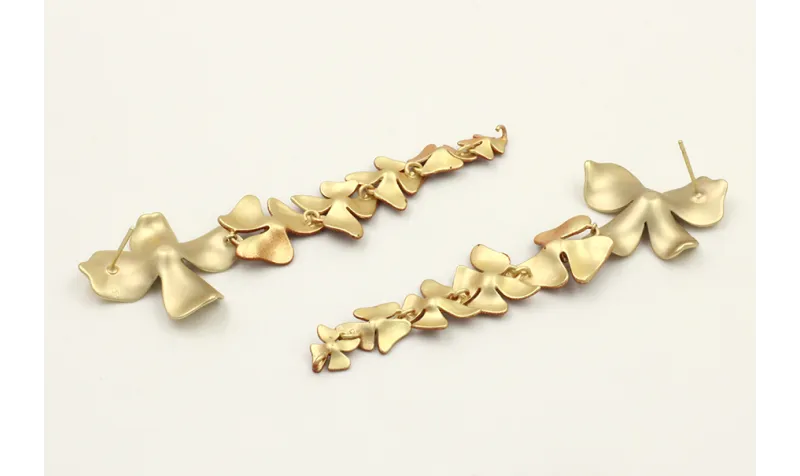 Pendientes perno flor dorado mate con colgante tir