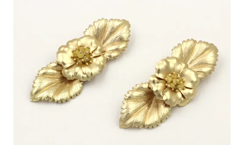 Pendientes hojas dorado mate con flor sobrepuestas