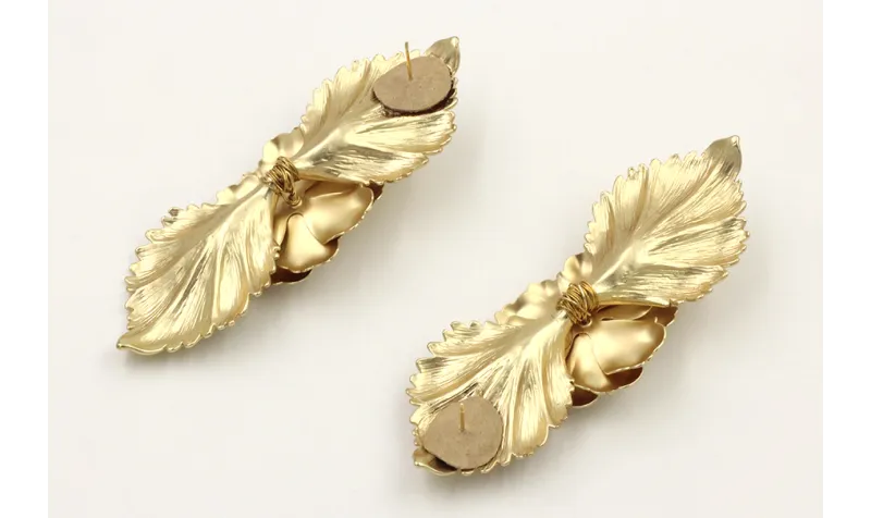Pendientes hojas dorado mate con flor sobrepuestas