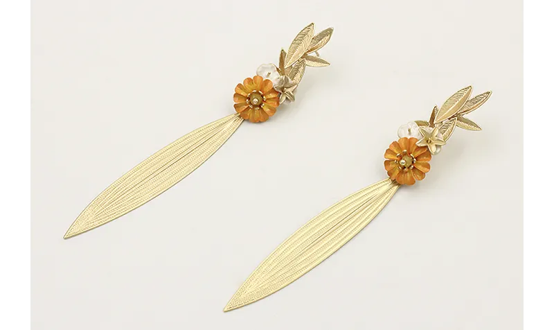 Pendientes perno hojas dorado mate,centro flor esm