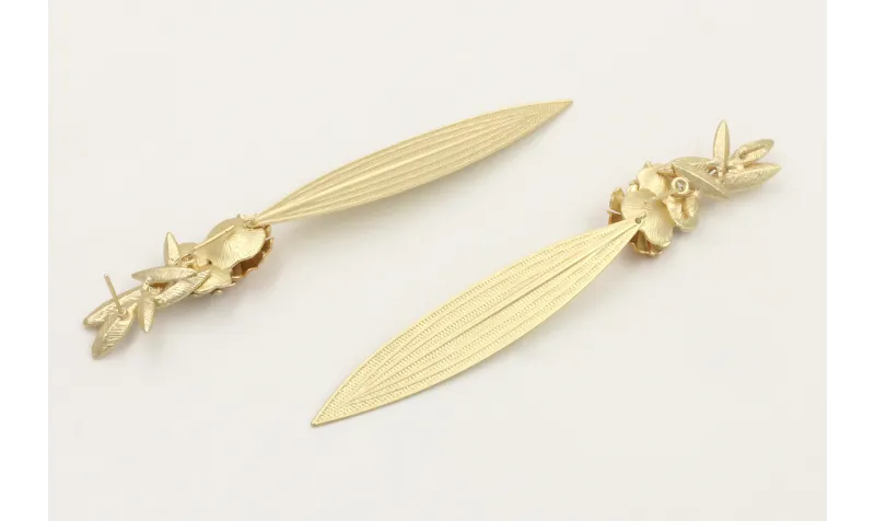 Pendientes perno hojas dorado mate,centro flor esm