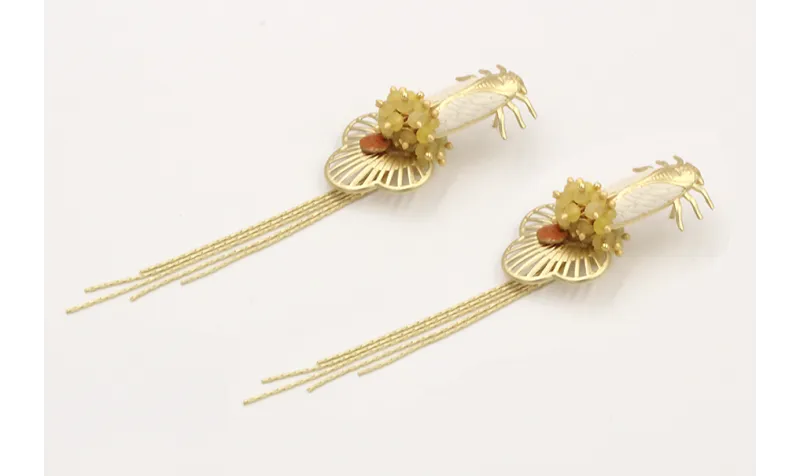 Pendientes cigarra blanca,trébol dorado mate, burr