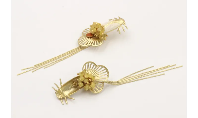 Pendientes cigarra blanca,trébol dorado mate, burr