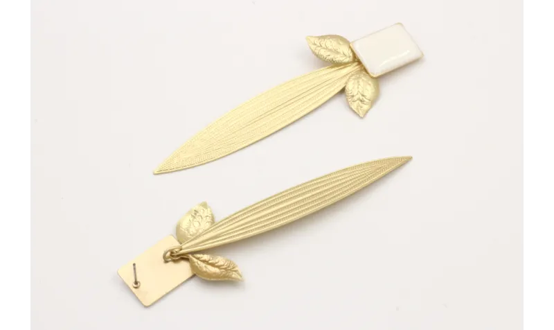 Pendientes perno rectangular esmalto blanco, colga