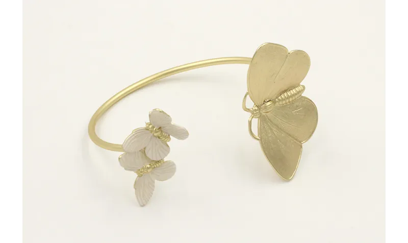 Pulsera rigida con mariposa grande dorada mate y 2