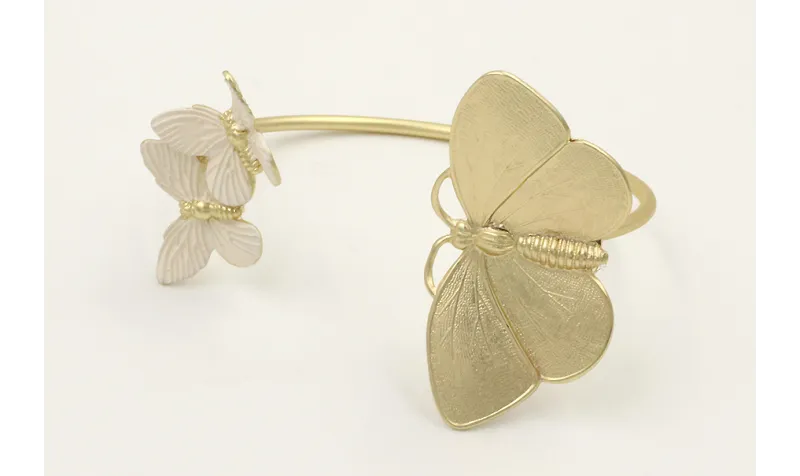 Pulsera rigida con mariposa grande dorada mate y 2