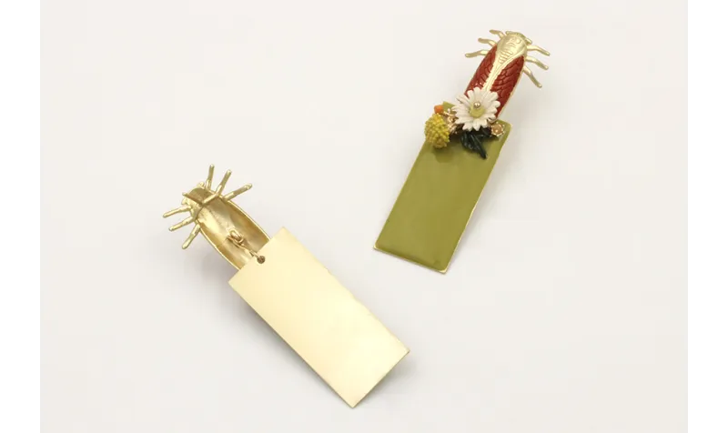 Pendientes perno cigarra esmalte marrón, colgante 