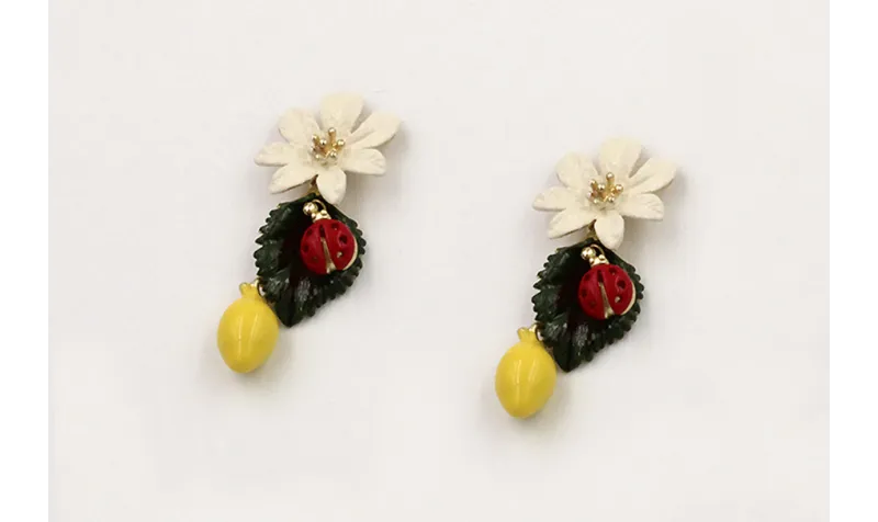 Pendientes perno flor esmalte manual crema,colgant