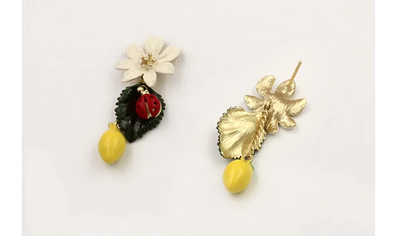 Pendientes perno flor esmalte manual crema,colgant