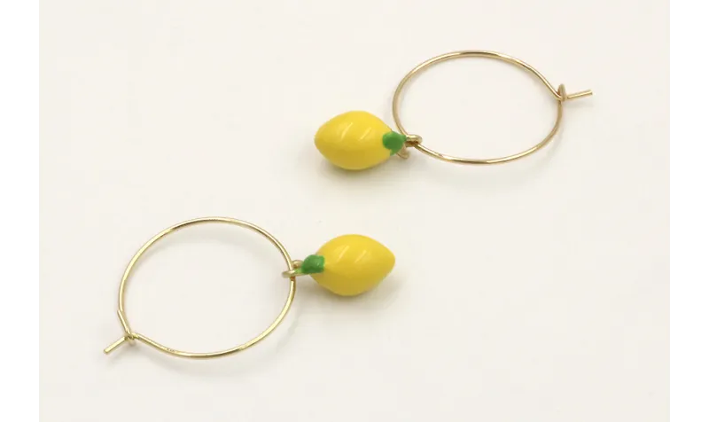 Pendientes aro dorado con limones esmaltados amari