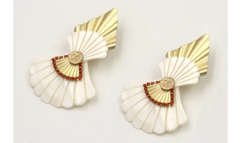 Pendientes triangulo dorado mate con conchas trian