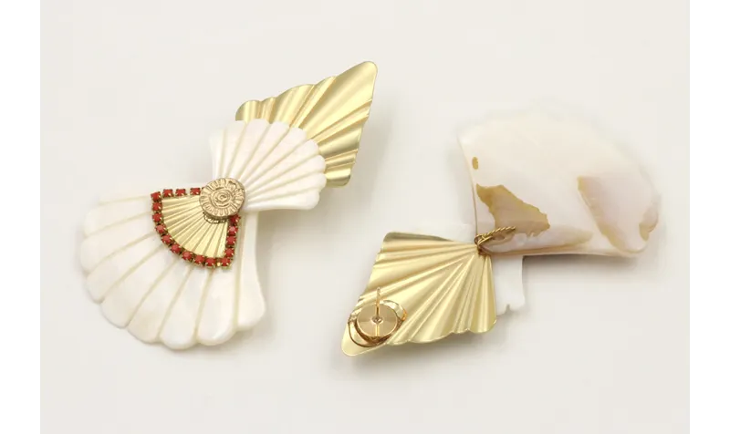 Pendientes triangulo dorado mate con conchas trian