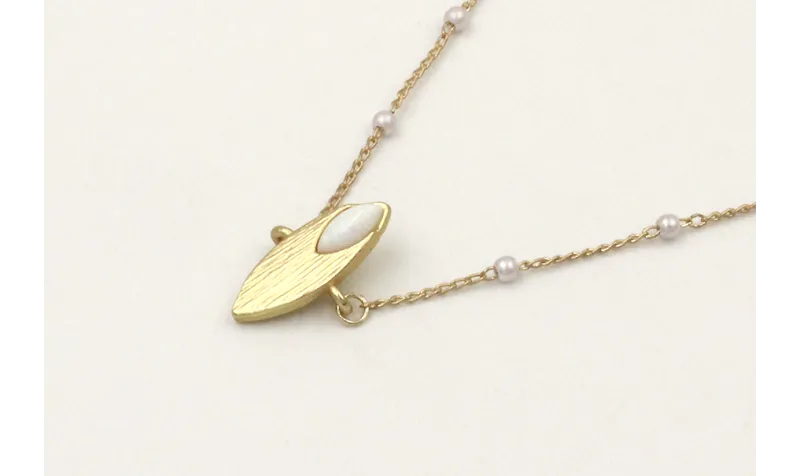 Solitario de cadena con perlas y colgante ovalo co