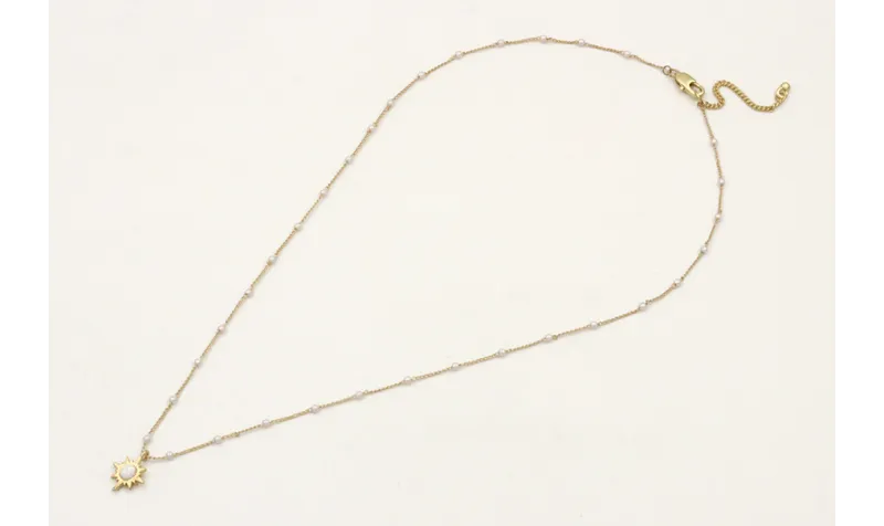 Solitario de cadena con perlas y colgante estrella