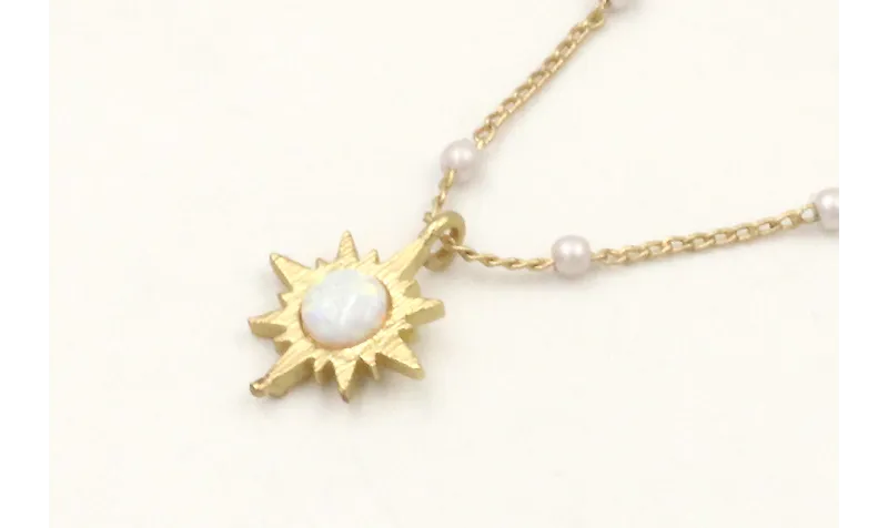 Solitario de cadena con perlas y colgante estrella
