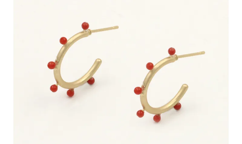 Pendientes aro con puas dorado mate con corales.