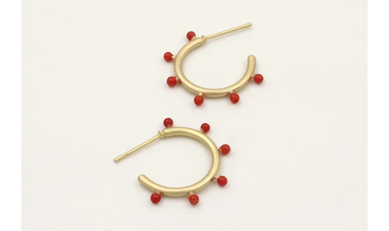 Pendientes aro con puas dorado mate con corales.
