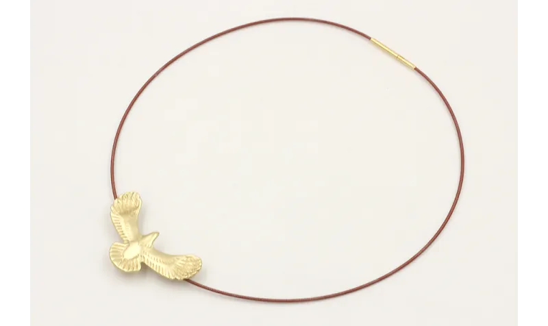 Collar acero espiral granate colgante aguila dorad