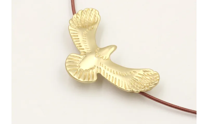 Collar acero espiral granate colgante aguila dorad
